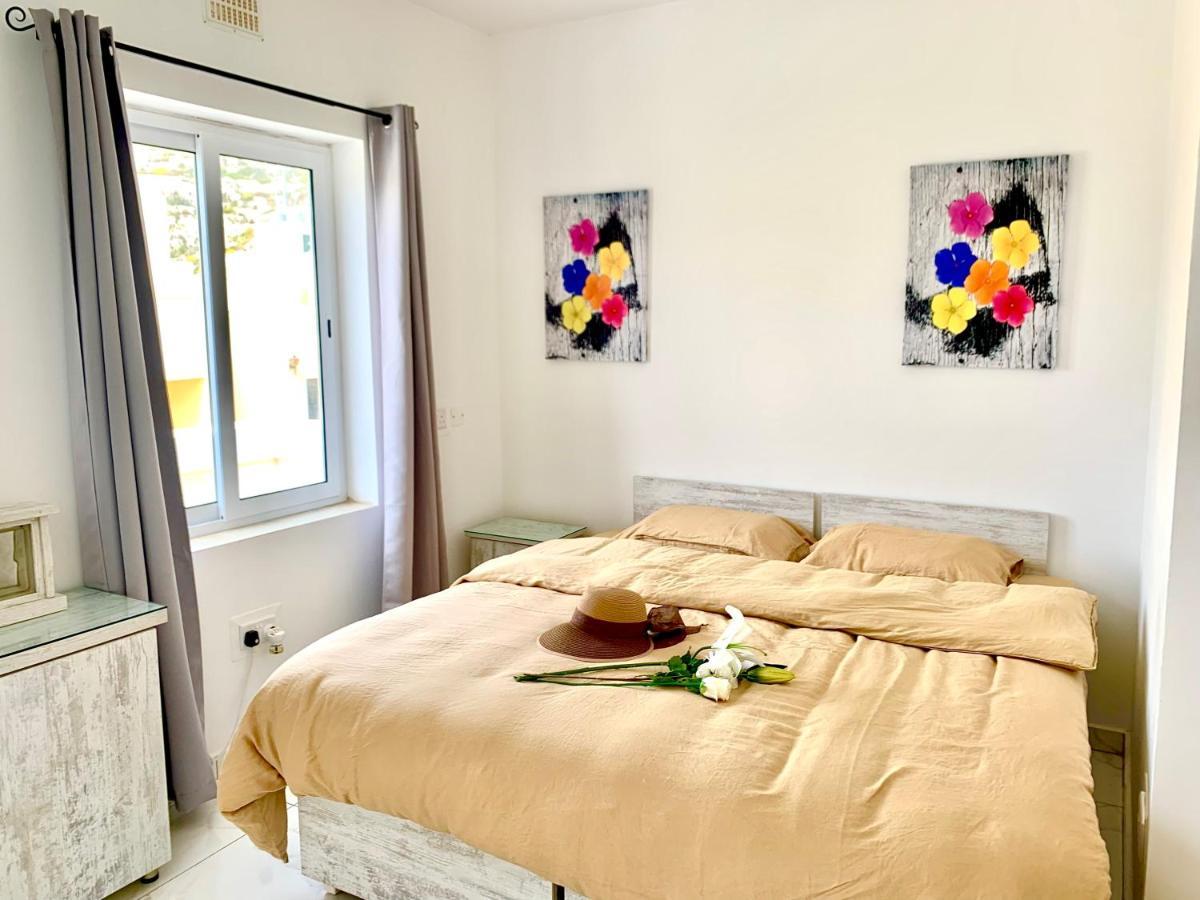 Private Bedroom With Balcony In A Shared At The Bay Of Bed & Breakfast Xlendi